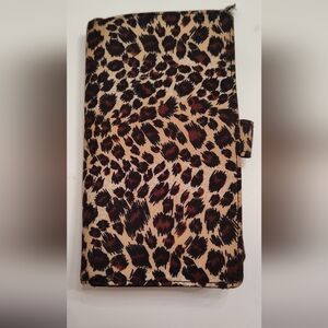Leopard print wallet with zipper